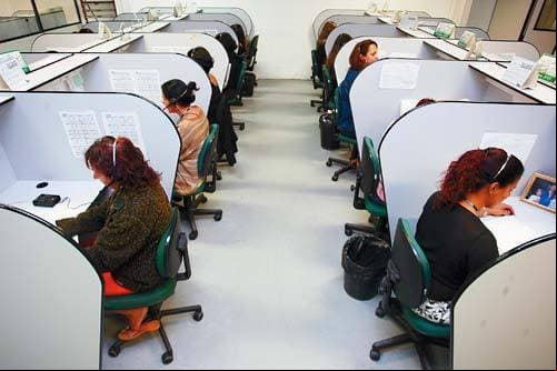 Prefixo 0303 ameaça empregos no telemarketing, afirmam trabalhadores e empresas Telemarketing