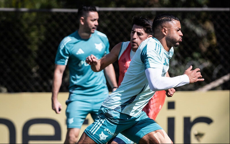 Atacante Wanderson treina com os companheiros na Toca da Raposa (Foto: Gustavo Aleixo/Cruzeiro)