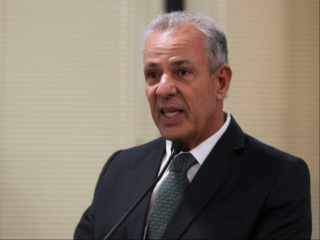 Bento Albuquerque a de testemunha a investigado em inquérito das joias sauditas