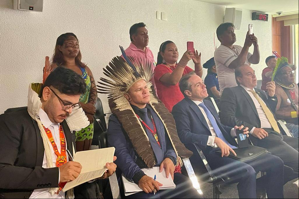 Indígenas acompanham votação no Senado Federal